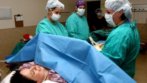 יולדת בת 46 נפטרה לאחר קיסרי – האם הניתוח מסוכן?