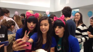 נוגעים בתהילה: כוכבי "היפה והחנון" פוגשים את המעריצים