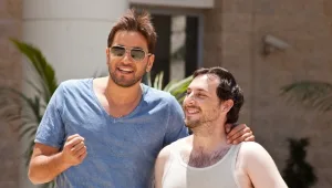 זה מתועד: טום קשתי מלמד את החנונים להתחיל עם בנות