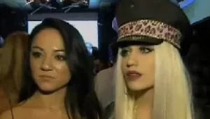 לבנות היפה והחנון נמאס להתנצל: "תקפצו לי"