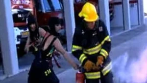 היפה והחנון: התאומות מנסות לכבות שריפה