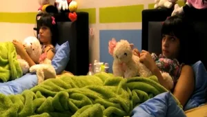 הצצה ליפה והחנון: התאומות מלול פוגשות את לוח הכפל