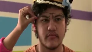 רגע האמת מגיע: הבנות מתכננות את המייקאובר של החנונים!