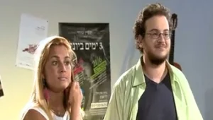 הצצה ליפה והחנון: תום מנסה לעשות אהבה עם אורנית