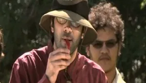 הצצה ליפה והחנון: הלשון של אורי עולה באש