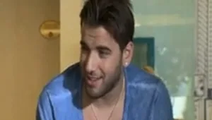 הצצה: טום קשתי מפלרטט עם היפות