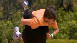 היפה והחנון 2: משימת האבקות כואבת במיוחד