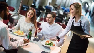 המשבר הכלכלי לא עוצר: האם בקרוב יעלו הטיפים הנהוגים במסעדות?