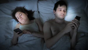 מתקשים להירדם? הניחו את הפלאפון בצד
