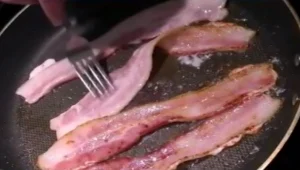 האם ליהודים מותר לאכול בייקון?