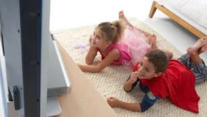 תנו לילדים לראות טלוויזיה בחופש