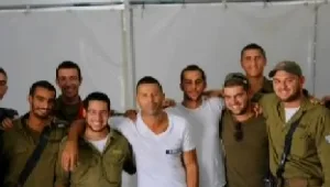 נדב אבקסיס עושה שמח לחיילים: "אני פשוט יורד עליהם, אין ברירה"