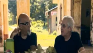 גידי ואהרוני אוכלים מנה מדהימה בתחנת רכבת ישנה