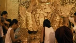 צפו: אהרוני וגידי מדביקים זהב על פסל בודהה ענק