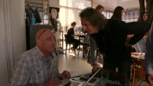 עובדים בבית קפה - ומקבלים החזרי מס