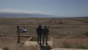 בולענים וירידת מפלס המים: כך משפחת עופר הורסת את ים המלח