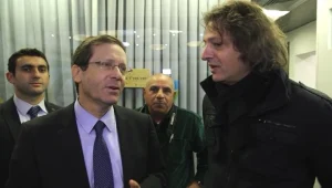 האם בוז'י אוהב לשתות שמפניה ורודה?