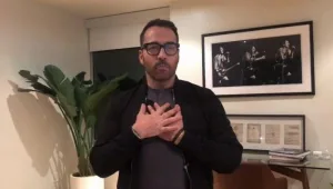 זה לא צחוק: כוכב הסדרה "הפמליה" יגיע לישראל לעשות סטנדאפ