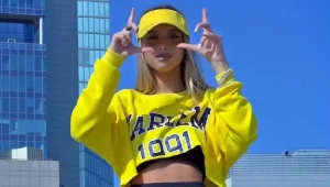 נועה קירל, מאחורייך: הנערה בת ה-16 שמאיימת לחרוך מצעדים