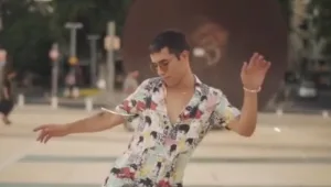 "אנחנו כמו שאלוהים ביקש": הראל סקעת מרגש עם שיר חדש