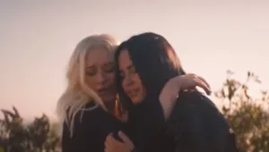 נערות בהפרעה: דמי לובאטו וכריסטינה אגילרה בורחות מבית סוהר