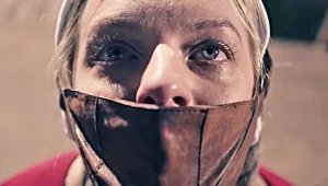 סיפורה של שפחה 2: התקף חרדה שלא תוכלו להוריד ממנו את העיניים