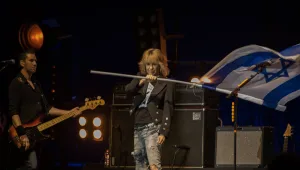 פנים אמיתיות: כריסי היינד באה לעבוד