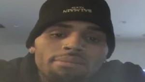 "אתם שיגעתם אותי": כריס בראון מאיים באקדח על דוגמנית ומעורר מהומה תקשורתית