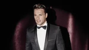 הכינו את הצלחות: הזמר היווני ומלך הטברנות ניקוס ורטיס מגיע לישראל