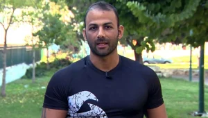 עומרי חשף ברשת כיצד אביו התעלל באמו: "כל הבלוק רעד מצרחות"