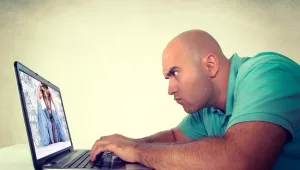 הקם להשמיצך: פייסבוק תאפשר פרסום תגובות מוכנות מראש