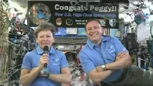 הסבתא ששברה את שיא השהייה בחלל: בגיל 57, היא נמצאת יותר מ-534 ימים מחוץ לכדור הארץ