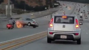 זוועה בארה"ב: רוכב אופנוע בעט ברכב והוביל לתאונת שרשרת מחרידה