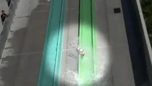 כמעט אסון בפתיחת פארק המים: ילד בן 10 נפל ממגלשה מהירה