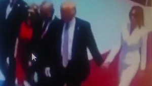 הרגע שפספסתם בקבלת הפנים לטראמפ: מה קרה בין דונלד למלניה על השטיח האדום?