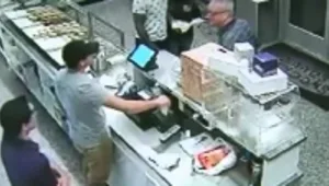 האיש הזה נכנס לגלידריה, ואף אחד מהנוכחים לא ישכח את מה שקרה אחר כך