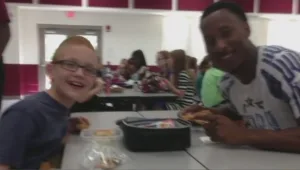 כשכוכב הפוטבול ראה ילד יושב לבד, הוא עשה דבר שריגש את ארה"ב