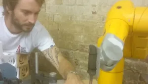 הרובוט הזה דוקר בין האצבעות של האיש הזה בדיוק מצמרר