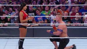 באמצע זירת ההאבקות: המתאבק ג'ון סינה כרע ברך והציע נישואין לחברתו