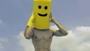 אחרי הסרטון הזה בחיים לא תוכלו לגעת בלגו יותר