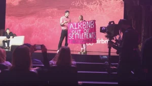 הסרטון החם של היום: הרגע ובו אשטון קוצ'ר משתיק פעילה פרו-פלסטינית