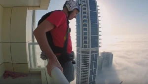 גבר הולך לאיבוד דרך מרפסת: כזאת צניחה עוד לא ראיתם