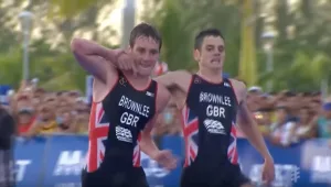 דרמה בטריאתלון: אתלט התמוטט מטרים ספורים לפני קו הסיום ואז אחיו עשה את הלא יאמן