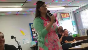 המורה שכבשה את תלמידיה בגרסאות לריהאנה ו"Call me maybe"