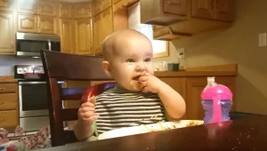 מדבקת: הצחוק המרושע של התינוקת הזו יפיל גם אתכם