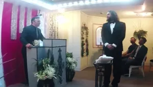 מה שקורה בווגאס, נשאר בווגאס: האיש הזה התחתן עם הסמארטפון שלו