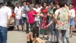 הסרטון המחריד שמזעזע את הרשת: הנקמה האלימה של האישה הנבגדת במאהבת של בעלה