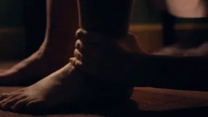 הסיוט הכי גדול: התקינה מערכת אזעקה בביתה, מבלי לדעת שהדבר הכי מפחיד בבית נמצא ממש מתחת למיטה שלה