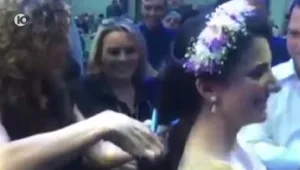 למען חולי הסרטן: תרמה את שיערה תוך כדי חתונתה