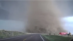 לאמיצים בלבד: הסרטון המטורף שמכניס אתכם לתוך סופת טורנדו